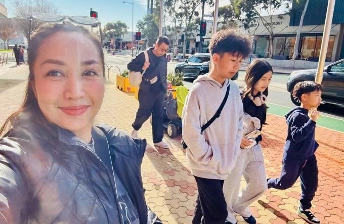 Vợ chồng diễn viên Ốc Thanh Vân cùng ba con sang Melbourne, dự định ở lại một tháng để đi du lịch dịp nghỉ hè. Ba con của diễn viên gồm bé Coca, Cola và Kakao, tỏ ra phấn khích khi trở lại nơi đây sau 6 tháng về Việt Nam.