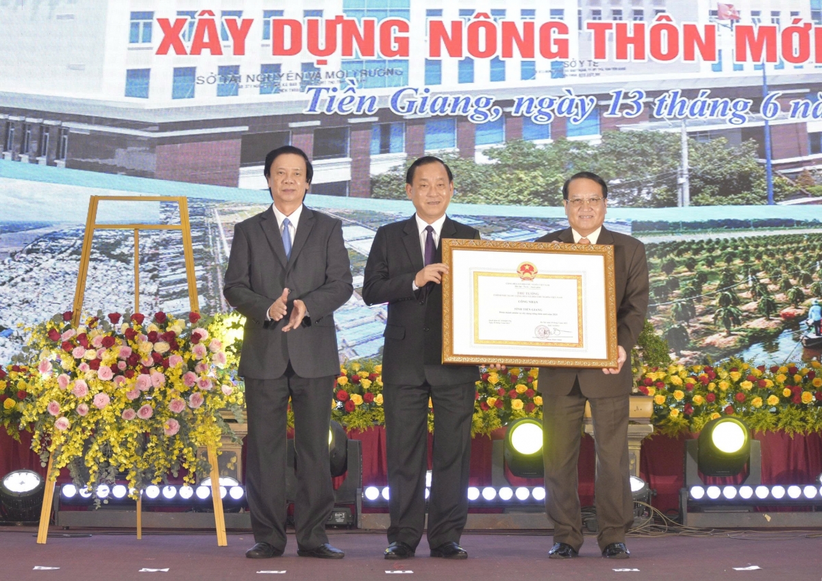 Lãnh đạo tỉnh Tiền Giang nhận bằng công nhận hoàn thành nhiệm vụ xây dựng nông thôn mới năm 2024
