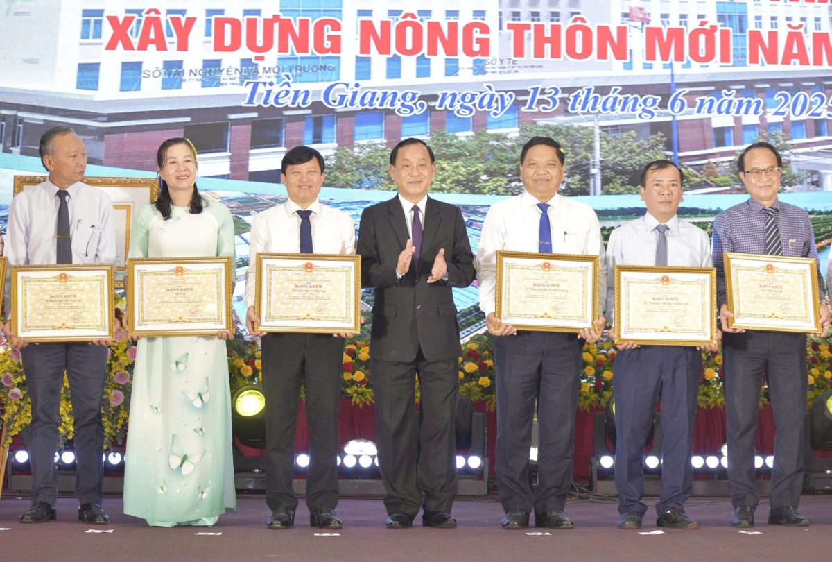 UBND tỉnh Tiền Giang tặng bằng khen cho nhiều tập thể, cá nhân có thành tích đóng góp xây dựng nông thôn mới