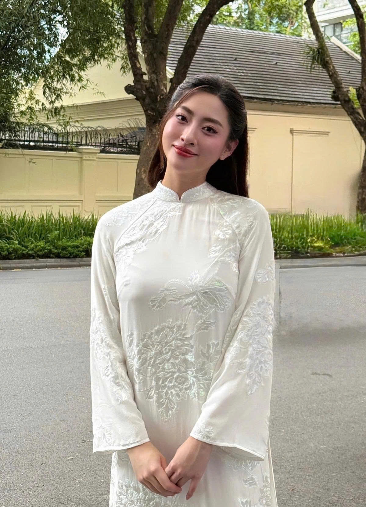Lương Thùy Linh dịu dàng, nền nã trong tà áo dài, khi ra Hà Nội dự hội nghị.
