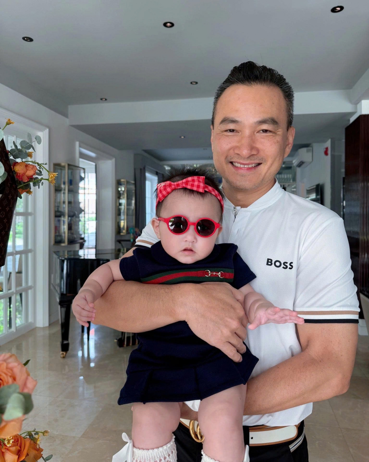 Chi Bảo cho con gái diện đầm hàng hiệu của Gucci, kết hợp cùng loạt phụ kiện ngộ nghĩnh. (Nguồn: FBNV)