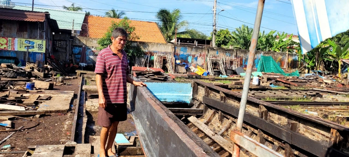 Chủ các trại đóng tàu thuyền đề nghị nên thiết kế bờ kè sao cho không ảnh hưởng đến nghề truyền thống " cha truyền, con nối".