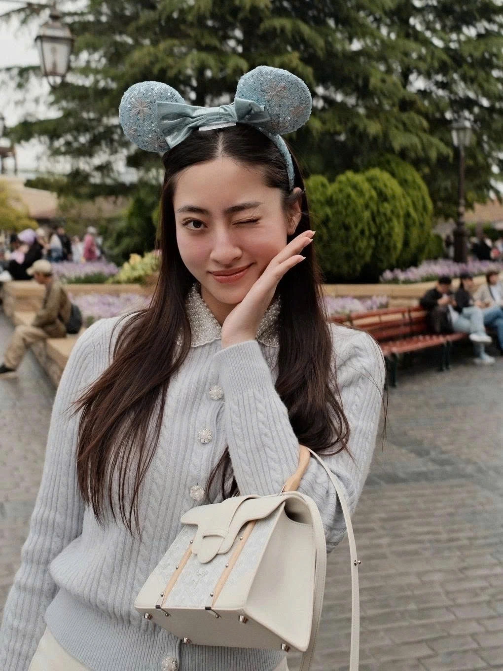 Hoa hậu Lương Thùy Linh xách túi hiệu dạo chơi Tokyo (Nhật Bản).