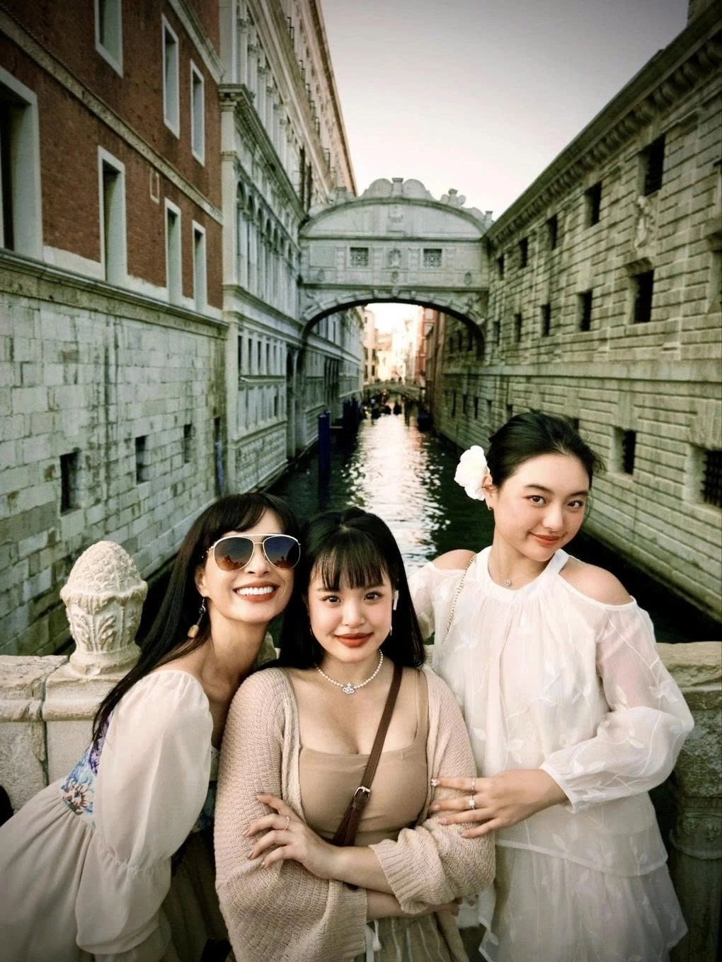 Cựu siêu mẫu Thúy Hạnh đưa hai con gái Suli - Suti đi chơi Italy.