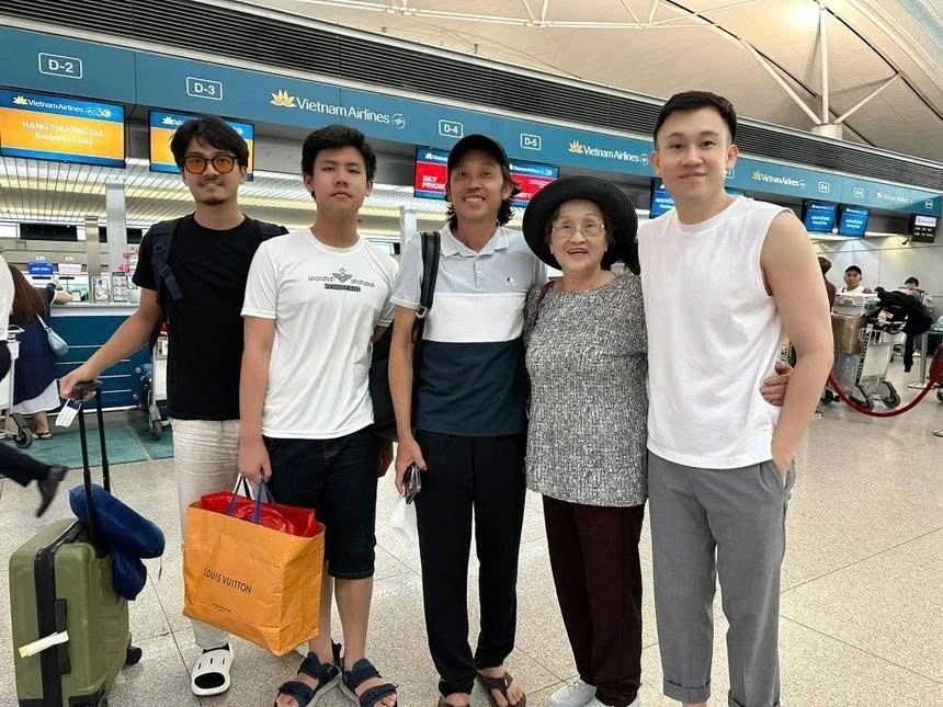 Dương Triệu Vũ đăng tải hình ảnh chụp cùng mẹ, anh trai Hoài Linh và người thân tại sân bay. Nam ca sĩ cho biết thời gian gần đây, trên mạng xã hội lan truyền thông tin Hoài Linh mắc bạo bệnh. Dương Triệu Vũ phủ nhận và khẳng định sức khỏe anh trai hoàn toàn toàn bình thường.