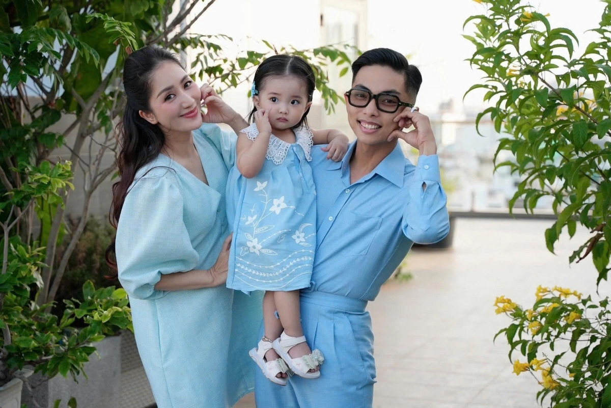 Vợ chồng Khánh Thi - Phan Hiển cho biết họ thay đổi nhiều cách tạo dáng vui vẻ bên con gái út nhưng "không thể làm nàng ấy cười". (Nguồn: FBNV)