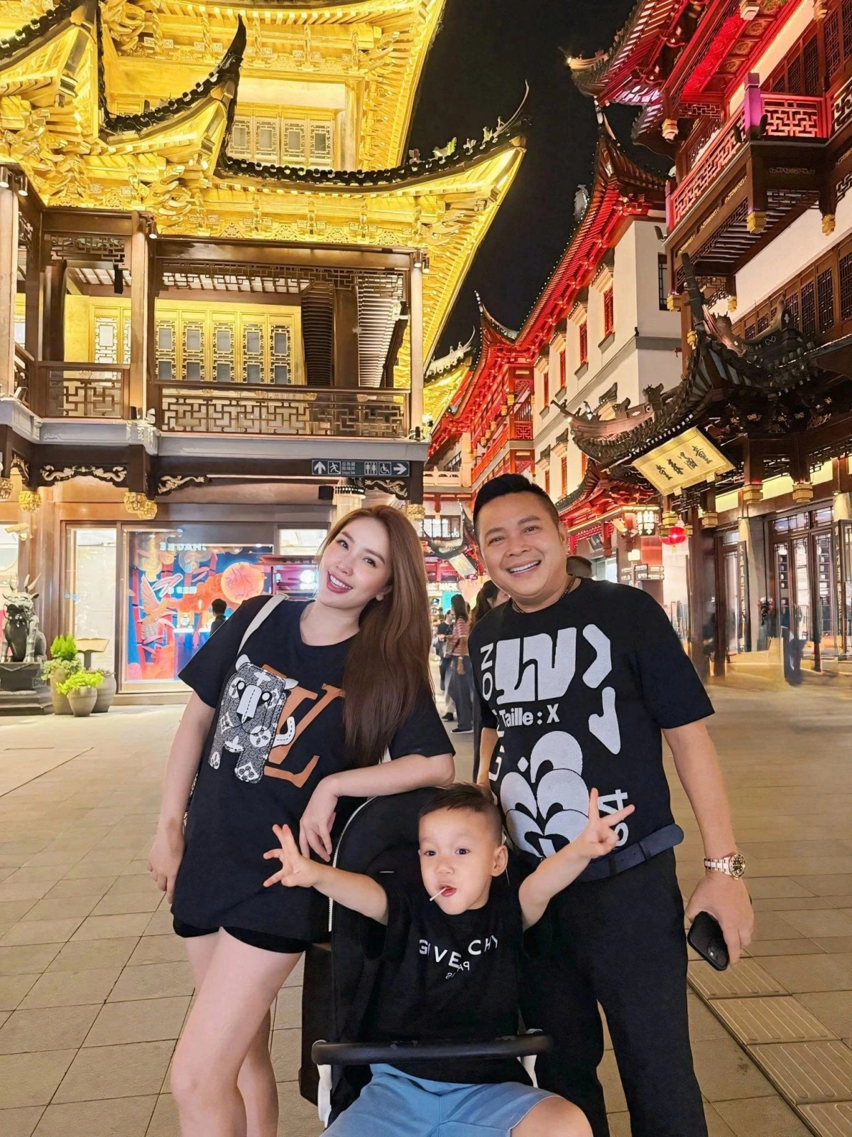 Gia đình Bảo Thy diện trang phục màu đen đồng điệu trong chuyến du lịch Thượng Hải, Trung Quốc. (Nguồn: FBNV)
