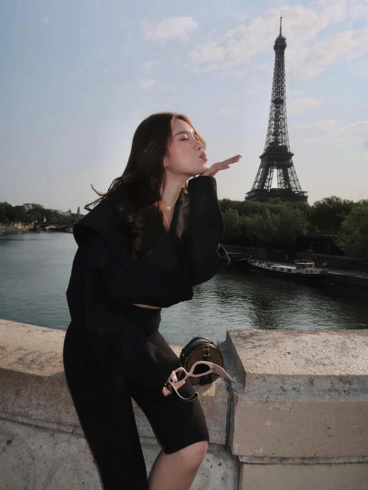 Thanh Thanh Huyền tạo dáng cùng tháp Eiffel tại Paris, Pháp. (Nguồn: FBNV)
