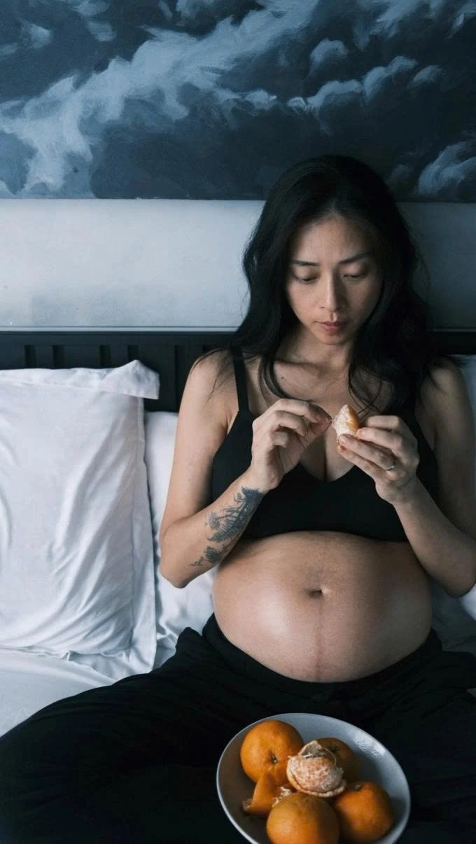 Ngô Thanh Vân cho biết cơ thể cô trở nên mệt mỏi, thay đổi nhanh chóng, nhiều lúc cảm thấy khó thở nhưng may mắn luôn có ông xã bên cạnh ở cuối thai kỳ.