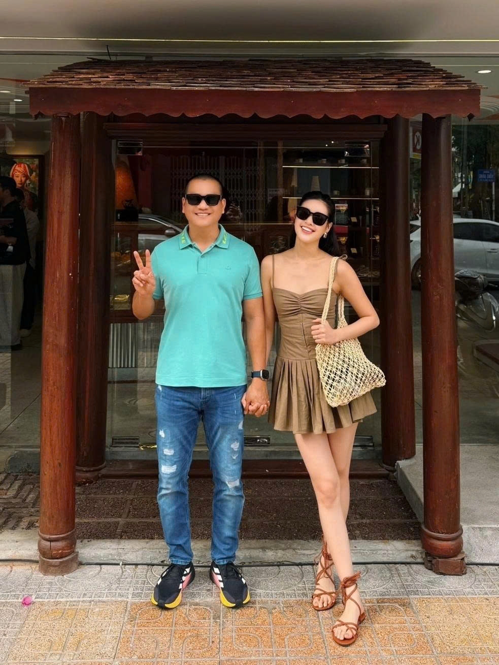Hoa hậu Khánh Vân diện đồ trẻ trung đi hẹn hò cùng ông xã.