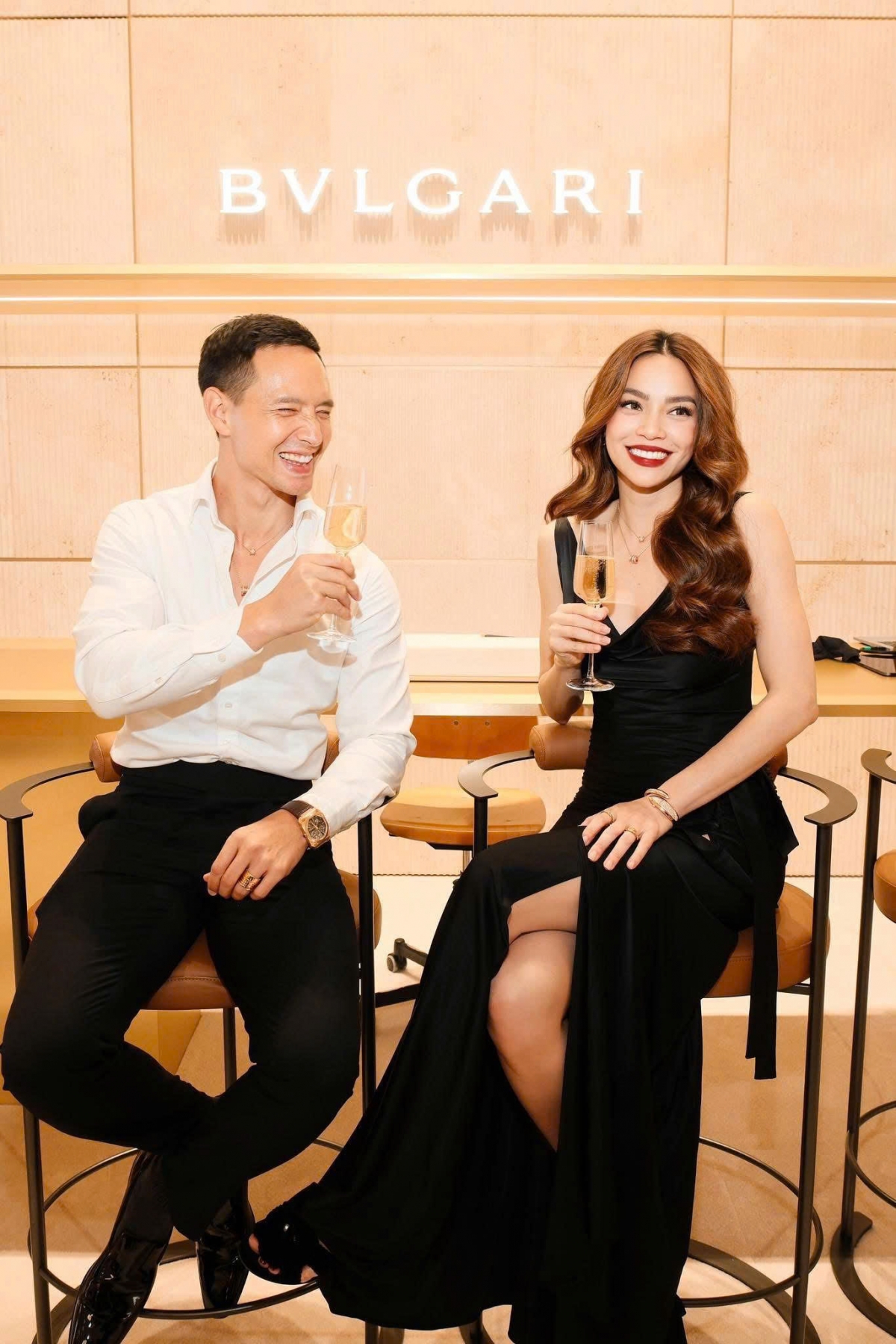Bên nhau gần 8 năm và đã có hai con chung nhưng Hồ Ngọc Hà vẫn chưa chịu tổ chức đám cưới với Kim Lý. Cô từng cho biết, nếu như đối phương luôn háo hức được làm đám cưới thì cô lại không thích điều này vì e dè những gì quá trọn vẹn.