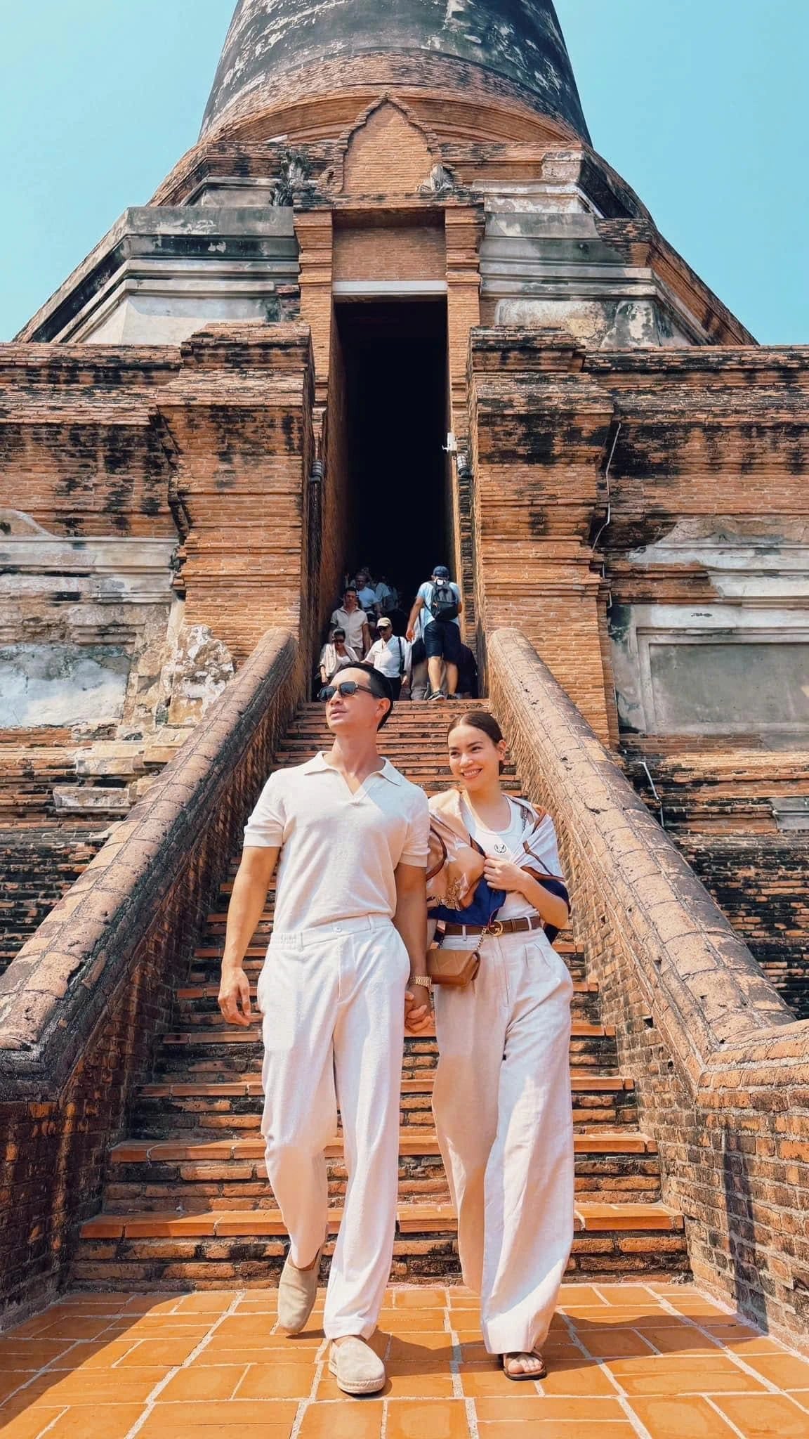 Hồ Ngọc Hà chia sẻ rằng, cô cảm thấy mình là người phụ nữ may mắn khi luôn có Kim Lý đồng hành và sẻ chia. Nhờ có anh bên cạnh, dù lịch trình công việc dày đặc, cô vẫn giữ được năng lượng tích cực và tinh thần phấn chấn. Nữ ca sĩ thừa nhận mình rất sợ cảm giác cô đơn, vì thế cô luôn ấp ủ mong muốn được đưa gia đình theo trong mọi hành trình, để không chỉ làm việc mà còn cùng nhau tận hưởng cuộc sống.