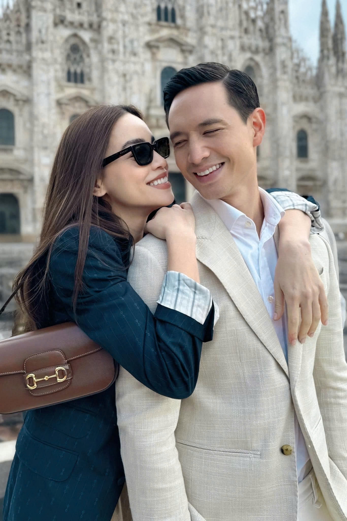 Về phần Kim Lý, anh không chỉ là người bạn đời tận tụy mà còn là người cha thân thiết với bé Subeo - con trai riêng của Hồ Ngọc Hà. Mối quan hệ gần gũi, chan hòa giữa cả ba đã tạo nên một mái ấm trọn vẹn và đầy yêu thương.