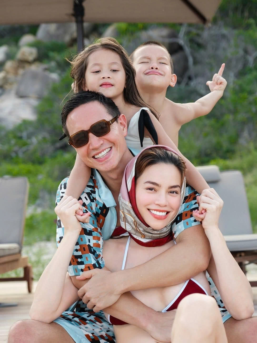 Hồ Ngọc Hà và Kim Lý mới tổ chức kỷ niệm 8 năm bên nhau bằng một chuyến nghỉ dưỡng cao cấp tại Ninh Thuận. Bộ ảnh khoe vóc dáng nóng bỏng, thần thái “sang - xịn - mịn” của cả hai tiếp tục khiến cộng đồng mạng “bấn loạn”. Trong khi Kim Lý “flex” cơ bắp 6 múi săn chắc, Hồ Ngọc Hà tự tin khoe dáng chuẩn trong bikini phối phụ kiện Gucci.  Chia sẻ loạt hình, Hồ Ngọc Hà viết: “Bình yên, yên tĩnh, riêng tư nhưng cũng thật ấm áp. Những ngày đẹp trời”.