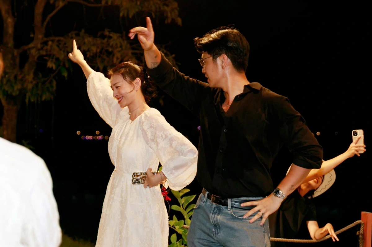 Ngô Thanh Vân sinh năm 1979, từ nhỏ định cư ở Na Uy. Năm 1999, cô bắt đầu hoạt động nghệ thuật tại Việt Nam.
Cô từng đóng "Dòng máu anh hùng", "Bẫy rồng"... Từ năm 2015, Ngô Thanh Vân lấn sân lĩnh vực sản xuất phim với các tác phẩm như: "Ngày nảy ngày nay", "Tấm Cám - Chuyện chưa kể", "Cô Ba Sài Gòn", "Hai Phượng", "Thanh Sói"...
Huy Trần kém Ngô Thanh Vân 11 tuổi, sinh ra tại Đức. Anh lần đầu được khán giả Việt Nam biết đến qua chương trình "Người ấy là ai" năm 2020. 
