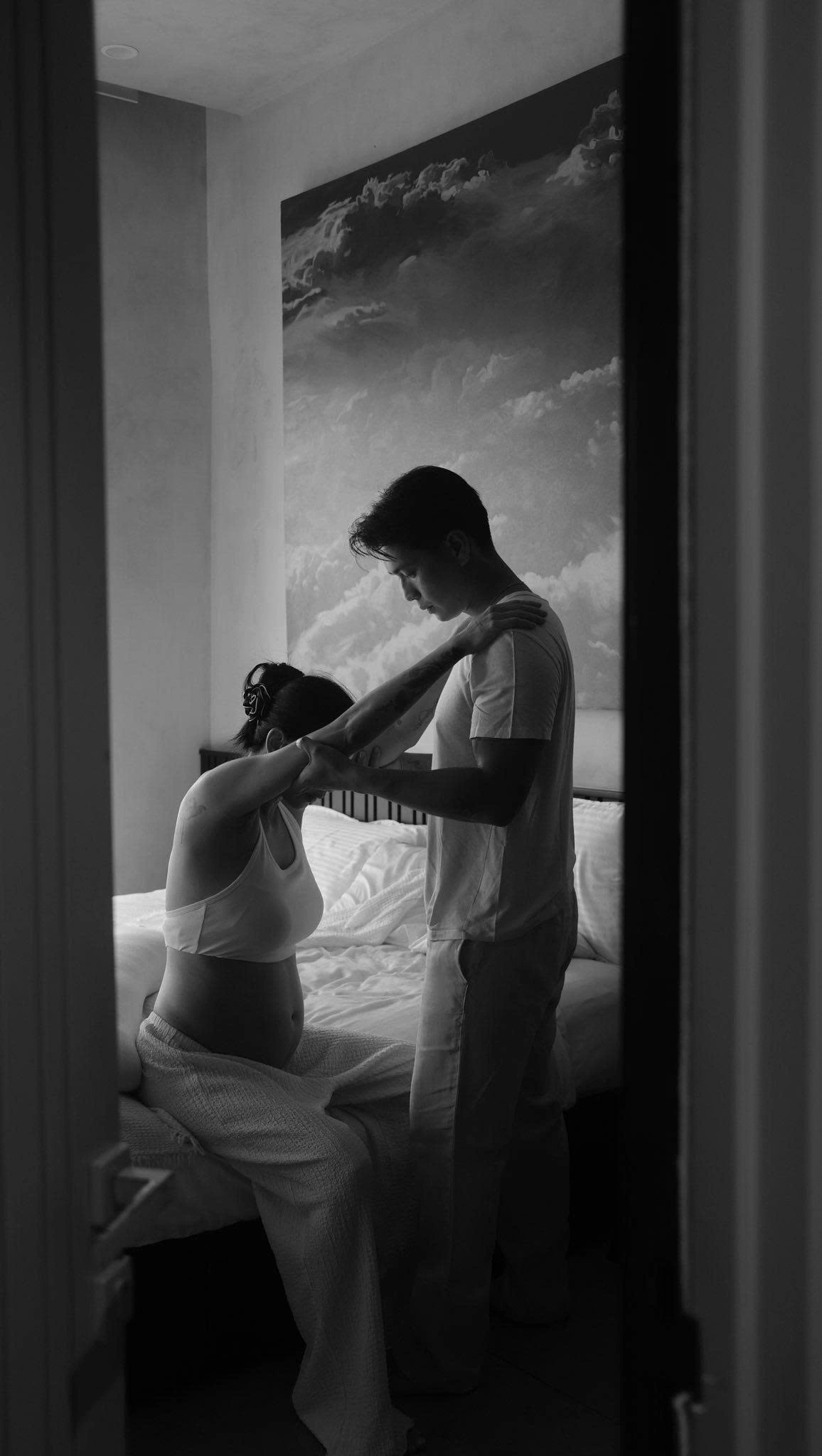 Ngày kỷ niệm ba năm kết hôn cũng là lúc Ngô Thanh Vân quyết định chia sẻ với công chúng niềm hạnh phúc làm mẹ. Trong đoạn video kỷ niệm 1.000 ngày bên nhau, nữ diễn viên lần đầu tiết lộ hành trình ba năm ròng rã tìm con - một hành trình đầy nước mắt và thất vọng.