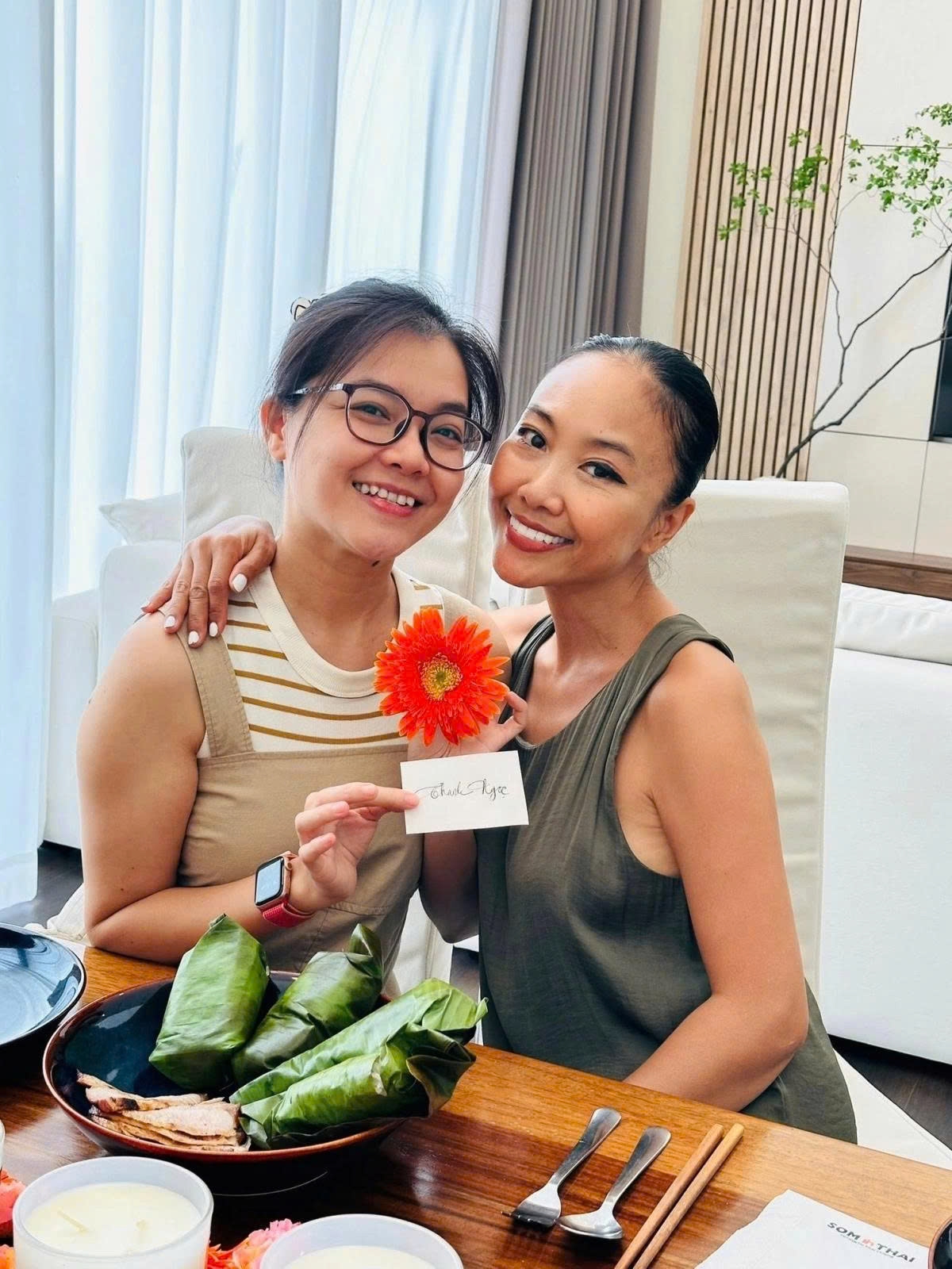 Thanh Ngọc đến thăm căn mới tậu ở TP.HCM của vợ chồng ca sĩ Đoan Trang. (Nguồn: FBNV)