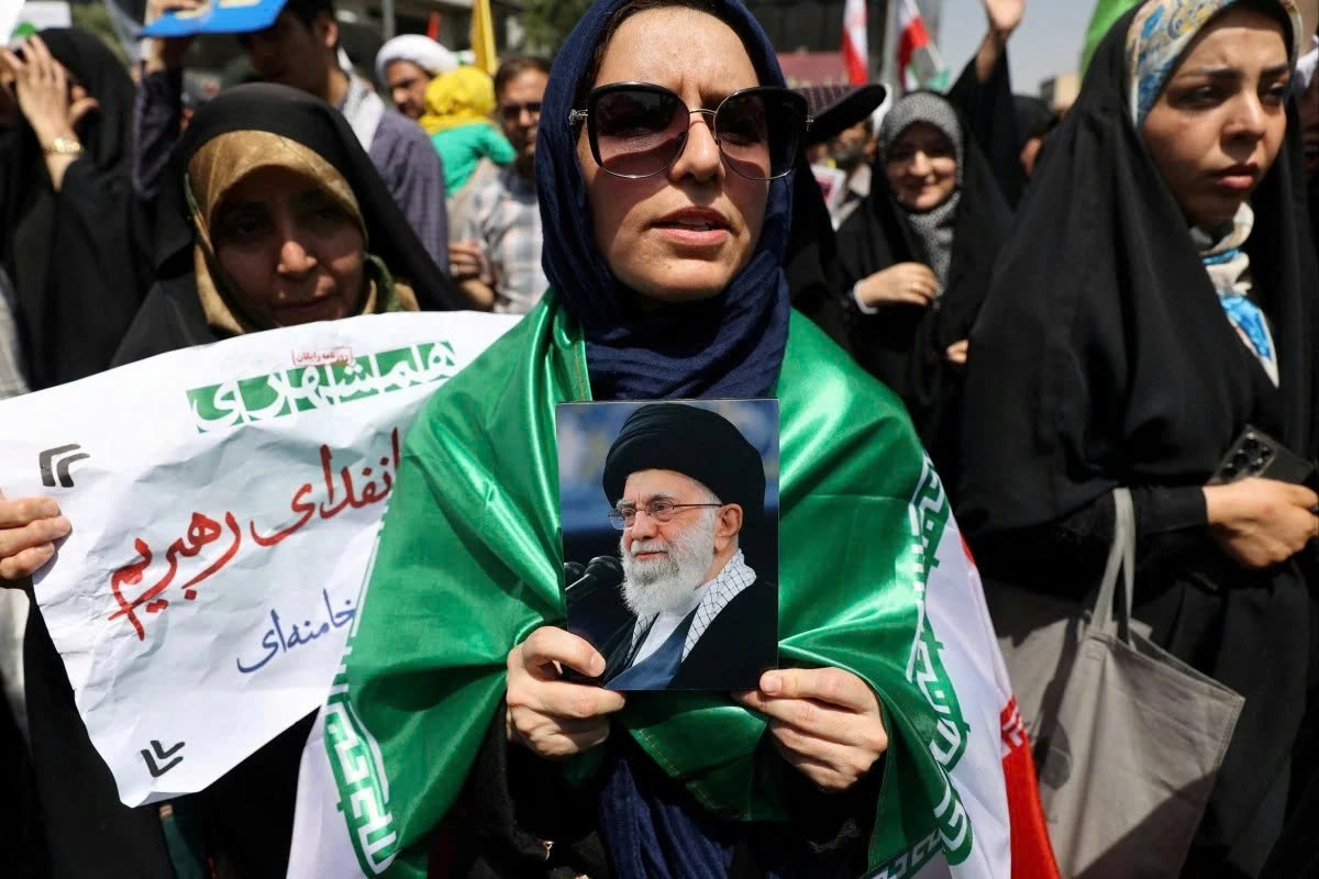 Người dân Iran xuống đường biểu tình, phản đối việc Israel tấn công Iran. (Ảnh: Reuters)