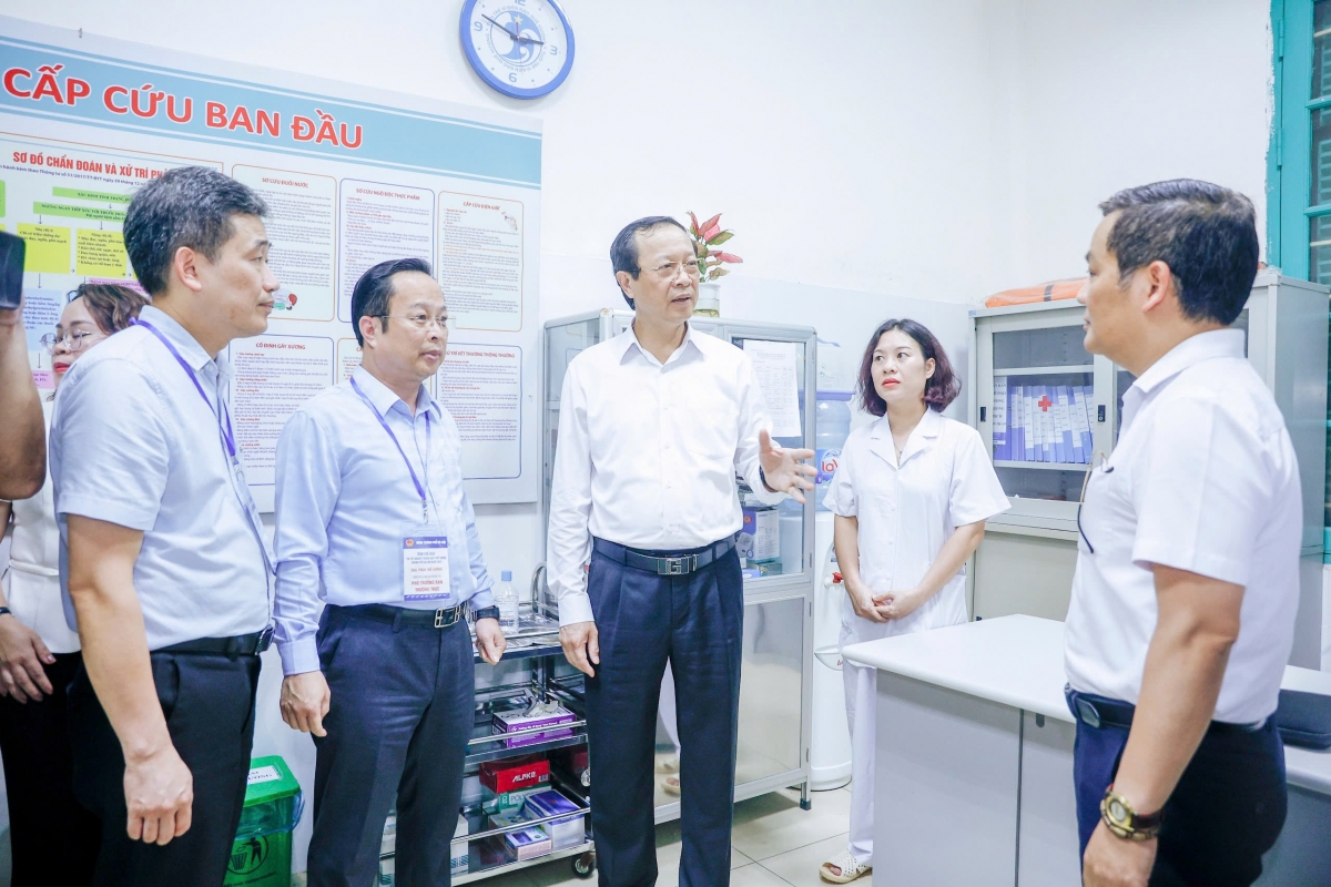 Lãnh đạo Bộ GD-ĐT kiểm tra công tác chuẩn bị thi tốt nghiệp THPT tại Hà Nội