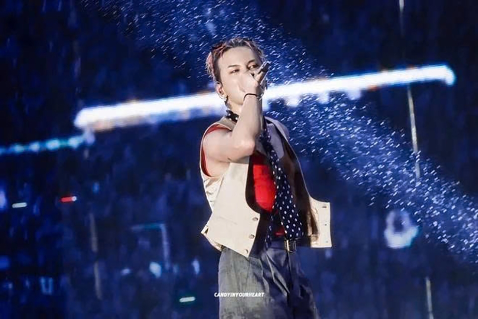 G-Dragon biểu diễn dưới cơn mưa lớn ở Hà Nội. (Ảnh: Instagram)