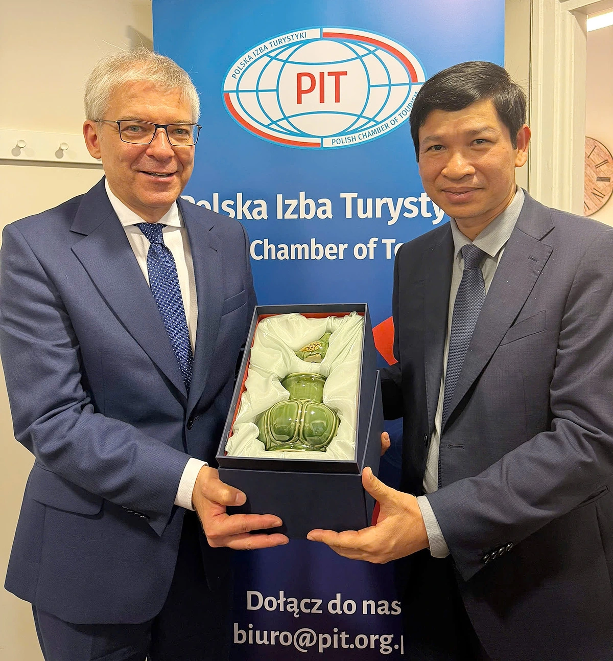 Thứ trưởng Hồ An Phong tặng quà Chủ tịch Phòng Thương mại và Du lịch Ba Lan Pawel Niewiadomski