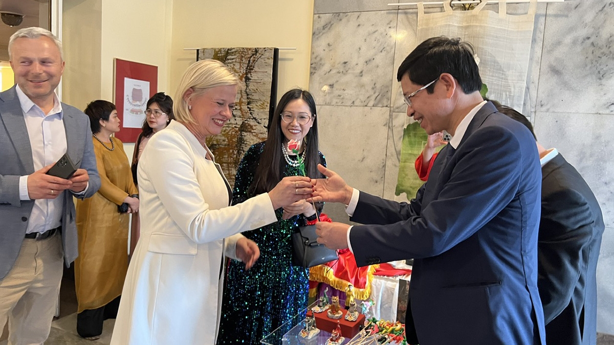 Đông đảo khách quốc tế tham quan triển lãm.