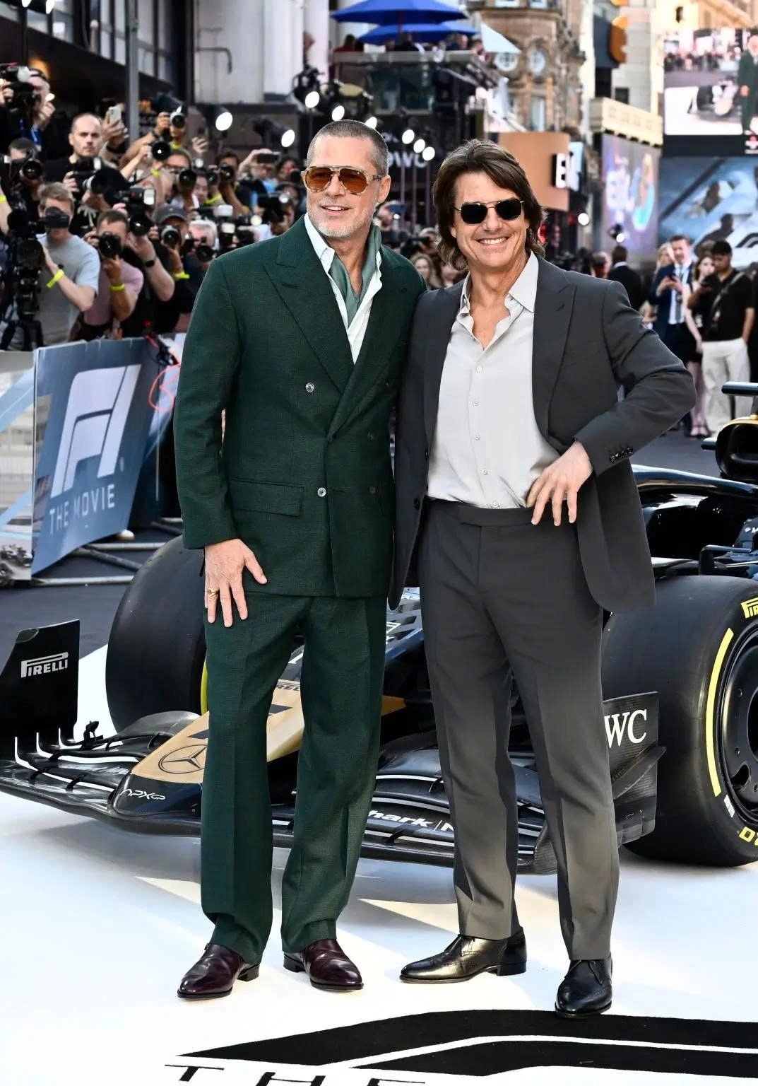 Hai nam tài tử nổi tiếng Tom Cruise và Brad Pittm, cùng đóng phim "Interview With the Vampire" năm 1994, tái ngộ tại buổi công chiếu phim "F1" của Brad Pitt ở London (Anh) vào tối 23/6 (giờ địa phương).