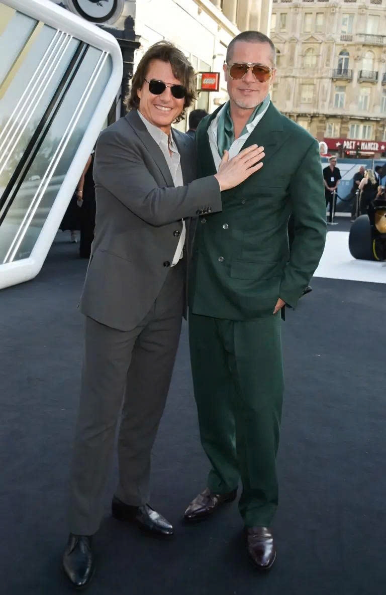 Hai diễn viên đều diện âu phục, kết hợp với giày da, mang đến phong thái khác nhau. Brad Pitt chỉn chu và sành điệu với bộ vest xanh lá, trong khi Tom Cruise trông phóng khoáng hơn trong bộ đồ xám.