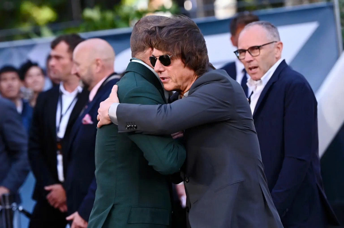Brad Pitt chào đón Tom Cruise bằng một cái ôm nồng nhiệt trước khi cả hai tạo dáng trước ống kính.