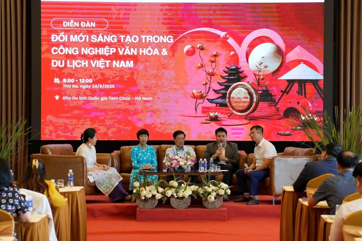 Các diễn giả tại diễn đàn “Đổi mới sáng tạo trong công nghiệp Văn hóa và Du lịch Việt Nam”