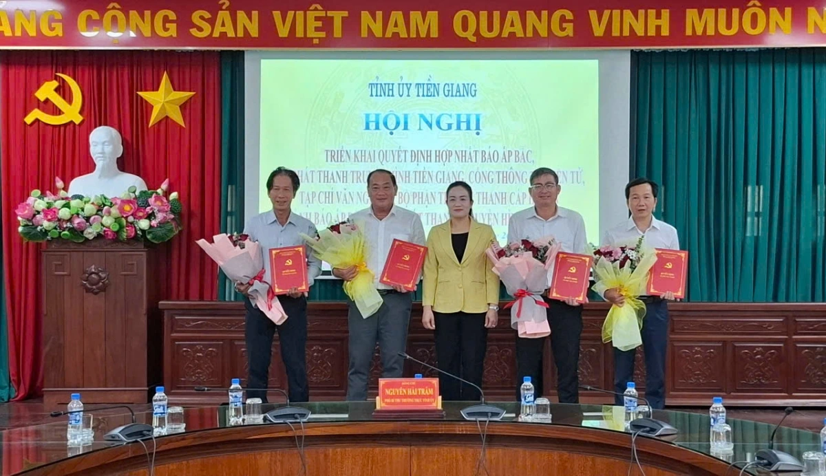 Bà Nguyễn Hải Trâm, Phó Bí thư Thường trực Tỉnh ủy Tiền Giang trao quyết định bổ nhiệm cho các lãnh đạo Báo Ấp Bắc và Đài Phát thanh- Truyền hình Tiền Giang