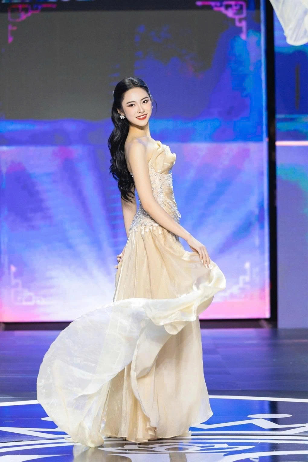 Nguyễn Thị Vân Nhi, sinh năm 2005, đến từ Hải Phòng, hiện là sinh viên Đại học Phenikaa. Cô là một trong những thí sinh có chiều cao ấn tượng nhất cuộc thi năm nay (1,74 m), số đo ba vòng 80-62-95 cm. Cô lọt top 2 Đại sứ Truyền thông và Nghệ thuật của Hoa hậu Việt Nam 2024. Vân Nhi sở hữu gương mặt khả ái, từng làm mẫu ảnh nên tự tin catwalk trên sân khấu hay tạo dáng trong các buổi chụp hình.