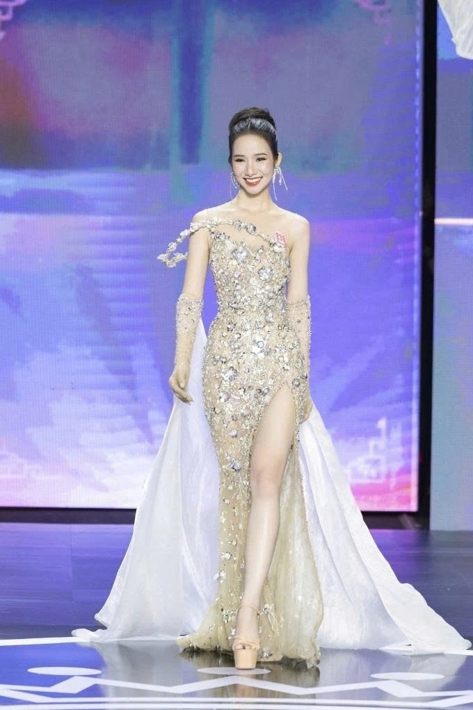 Nguyễn Phương Nhi, sinh năm 2003 tại thành phố Huế, là thí sinh có vòng eo nhỏ nhất vòng chung kết. Cô cao 1,71 m, số đo ba vòng 75-57-89 cm. Người đẹp hiện là sinh viên Đại học Kinh tế - Đại học Đà Nẵng, có trình độ IELTS 7.5, theo đuổi công việc MC song ngữ và người mẫu. Cô từng giành giải Á khôi 2 Hoa khôi sinh viên Việt Nam khu vực miền Trung Tây Nguyên 2023.