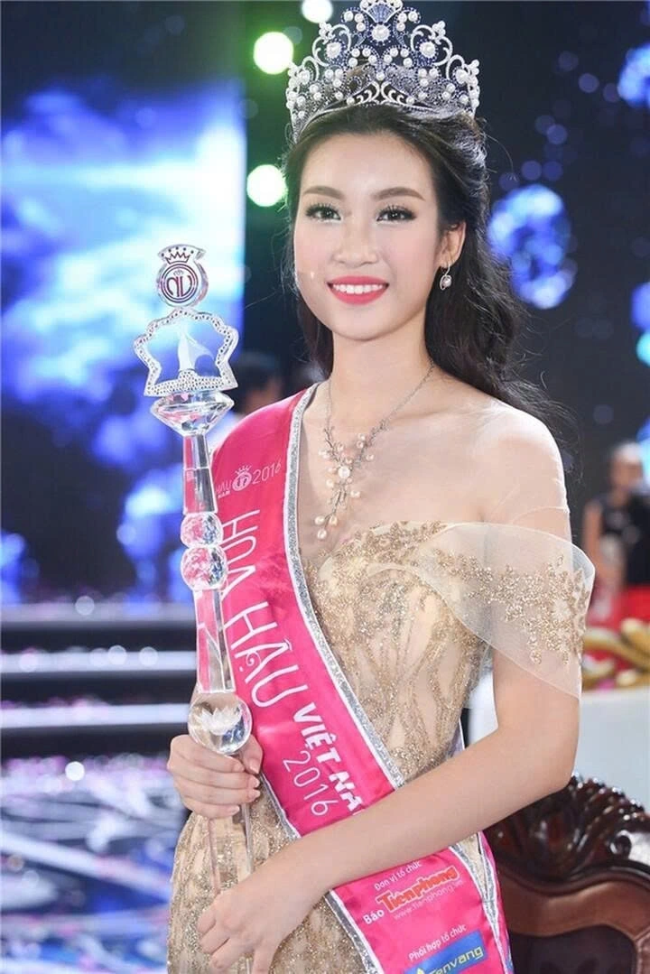 Đỗ Mỹ Linh đăng quang Hoa hậu Việt Nam 2016, khi là sinh viên Đại học Ngoại thương. Cô trở thành đại diện Việt Nam tham gia Miss World 2016. Kết quả, người đẹp lọt vào top 40 chung cuộc, giành chiến thắng phần thi Hoa hậu nhân ái.