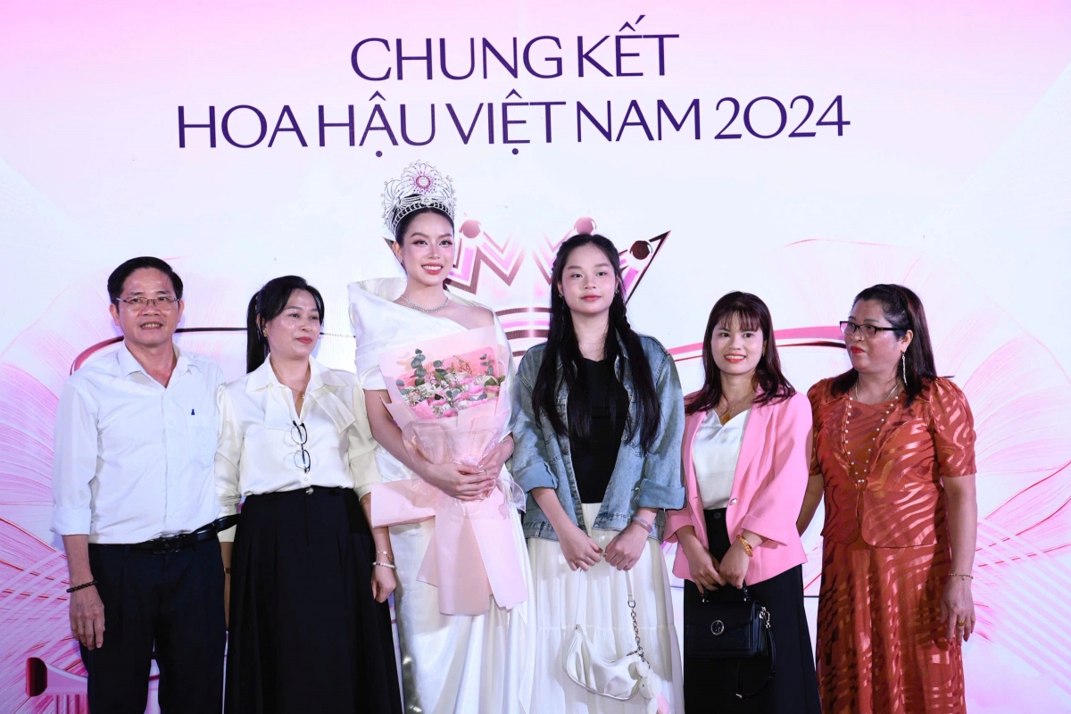Bố mẹ hoa hậu Thanh Thủy đến Huế và chụp hình cùng con gái trên thảm đỏ chung kết Hoa hậu Việt Nam 2024 tối 27/6.