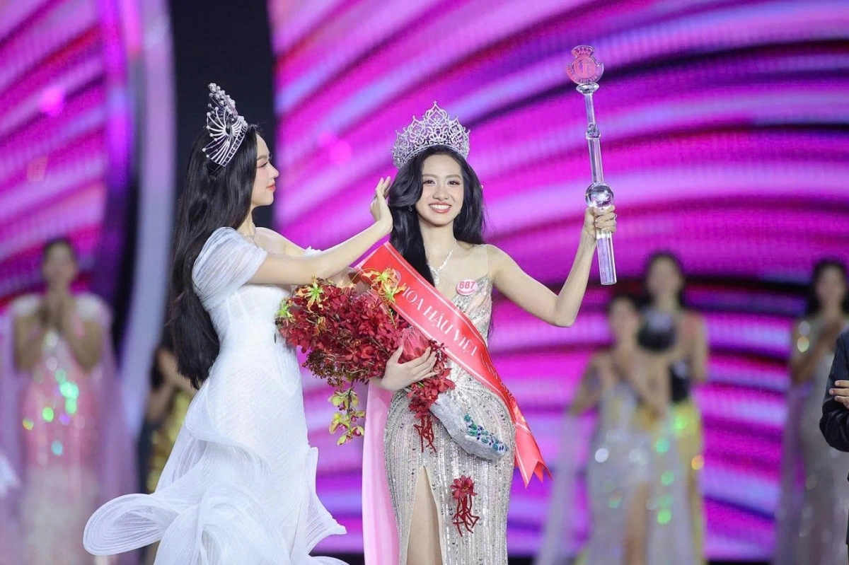 Vượt qua 24 cô gái tại đêm chung kết Hoa hậu Việt Nam 2024, Hà Trúc Linh, sinh năm 2004, đến từ Phú Yên xuất sắc chạm tay tới chiếc vương miện danh giá. Chiến thắng này không quá bất ngờ bởi trong suốt cuộc thi người đẹp luôn được đánh giá cao khi sở hữu vẻ đẹp khả ái, vóc dáng cân đối, kỹ năng catwalk tốt, có kinh nghiệm làm mẫu ảnh.