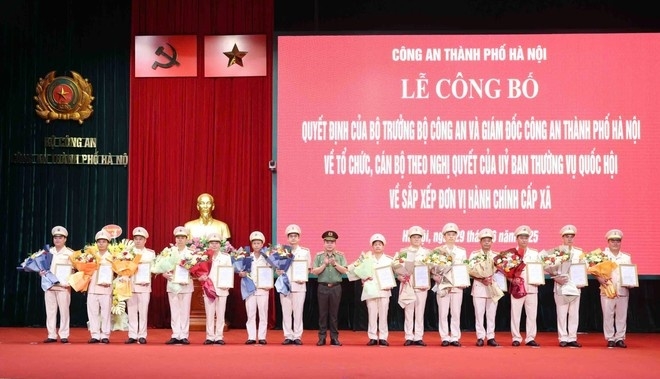 Giám đốc Công an TP Hà Nội, Trung tướng Nguyễn Thanh Tùng trao quyết định cho các đồng chí được bổ nhiệm giữ chức vụ Trưởng Công an cấp phường, xã. (Ảnh: Lê Mạnh)