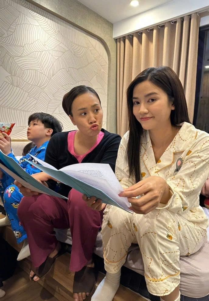 Diễn viên Anh Đào hé lộ hậu trường bên bạn diễn Khánh Linh trong phim “Cầu vồng ở phía chân trời”. (Nguồn: FBNV)
