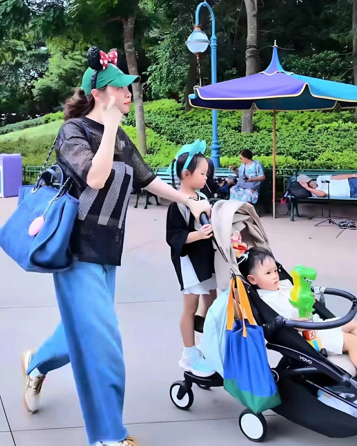 Đàm Thu Trang đưa hai con đi nghỉ ở biển, mừng con gái Suchin tốt nghiệp mẫu giáo và chuẩn bị vào lớp 1. (Nguồn: FBNV)