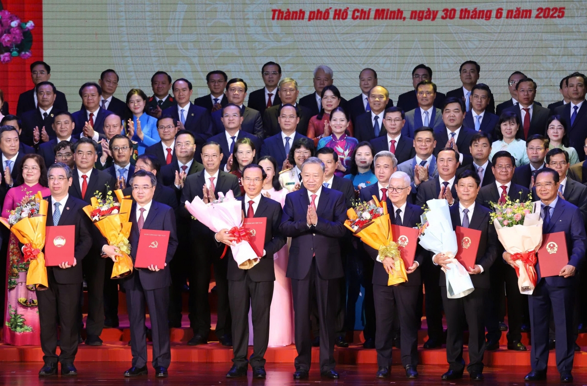 Tổng Bí thư Tô Lâm trao các quyết định (ảnh T.B)