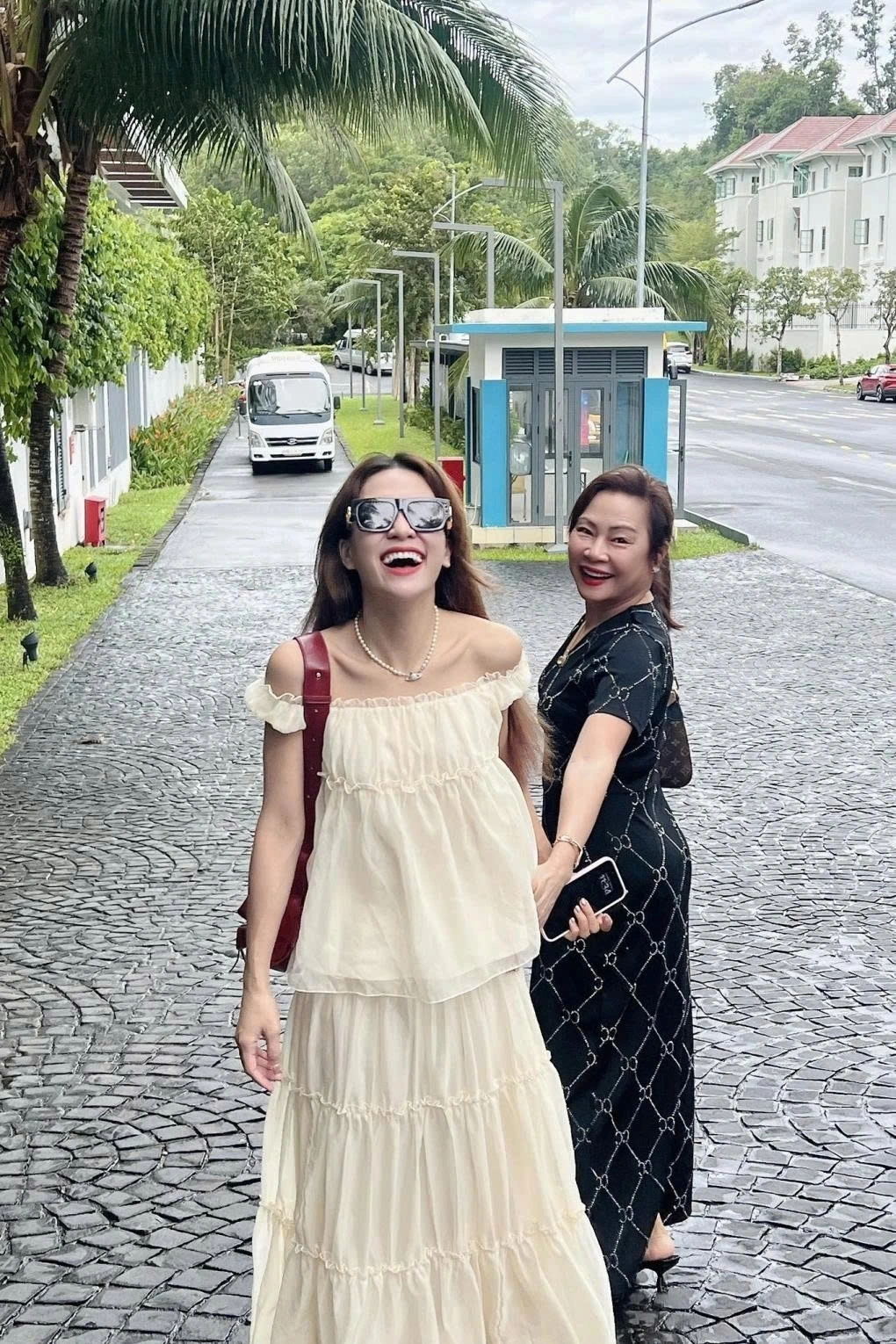 Ca sĩ Hà Nhi dạo chơi cùng mẹ trong chuyến du lịch.