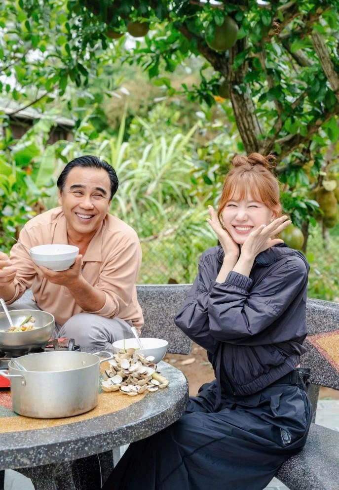 Hari Won và MC Quyền Linh tươi cười trong lần làm việc chung.