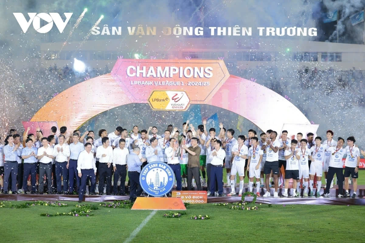 Bùng nổ cảm xúc khoảnh khắc CLB Nam Định nâng cúp vô địch V-League 2024/2025    