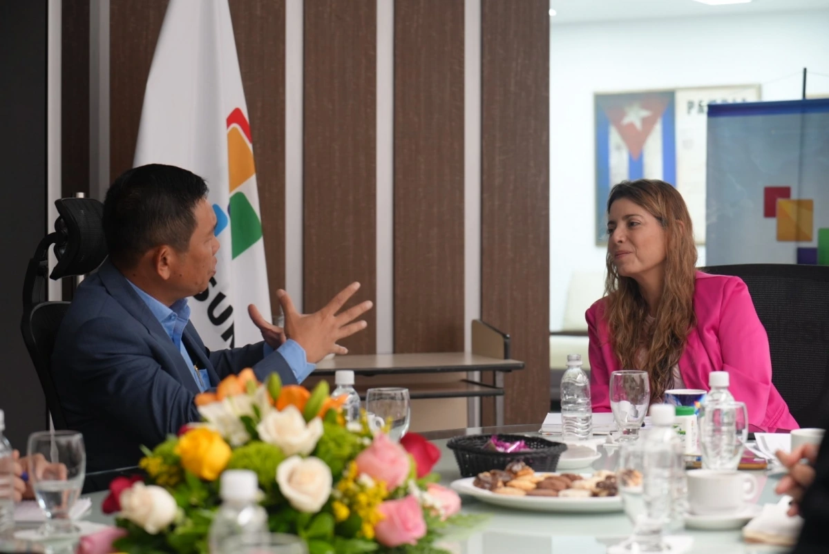 Đại sứ Việt Nam tại Venezuela Vũ Trung Mỹ trao đổi với bà Patricia Villegas. Ảnh: PV