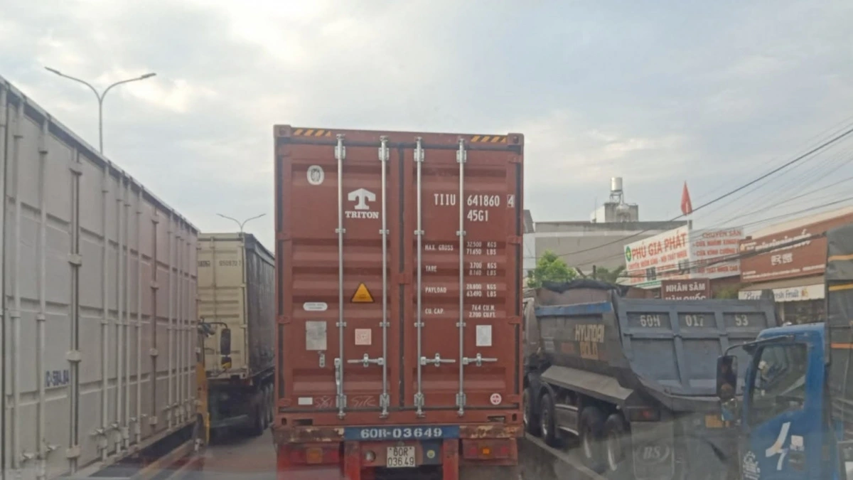 Các phương tiện ùn tắc kéo dài trên Quốc lộ 51 (Ảnh: CTV)