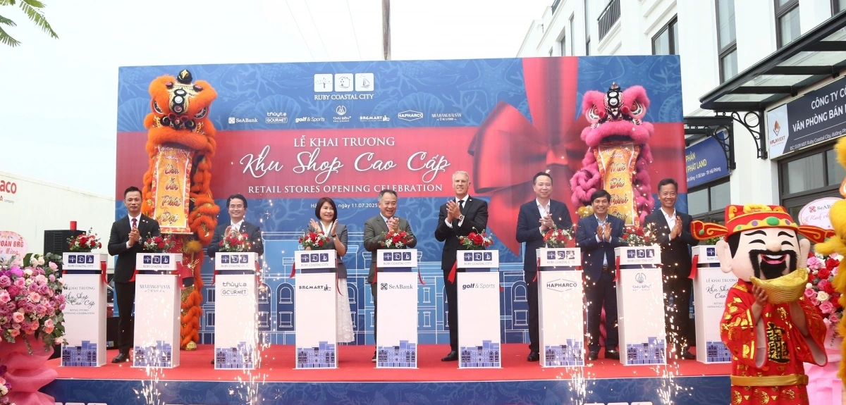Đại diện chủ đầu tư cắt băng khánh thành khu shop cao cấp trong quần thể nghỉ dưỡng, thể thao và du lịch Ruby Tree Golf Villas