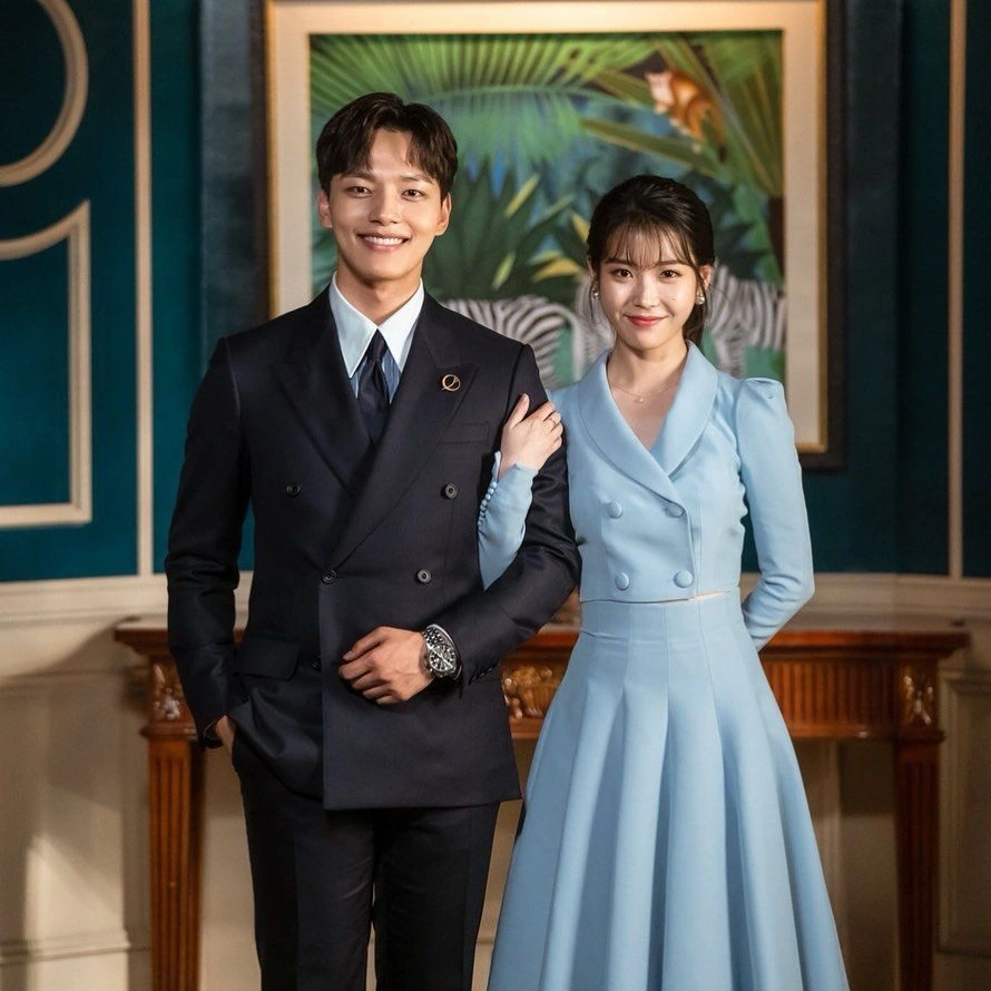 Trong "Hotel Del Luna", nhiều khán giả cho rằng anh không tương xứng ngoại hình với bạn diễn IU