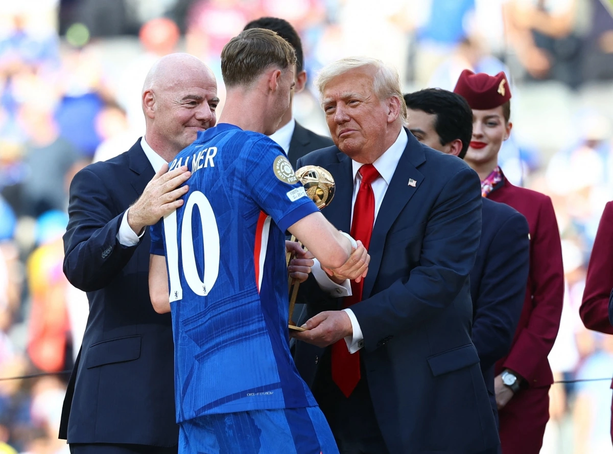 Cole Palmer nhận giải cầu thủ xuất sắc nhất Club World Cup 2025 từ Tổng thống Mỹ Donald Trump. 