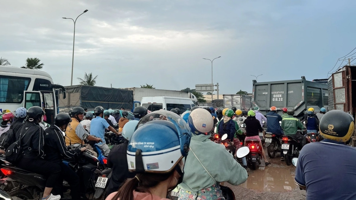 Xe máy và xe ô tô chen chúc trên Quốc lộ 51 (Ảnh: CTV)