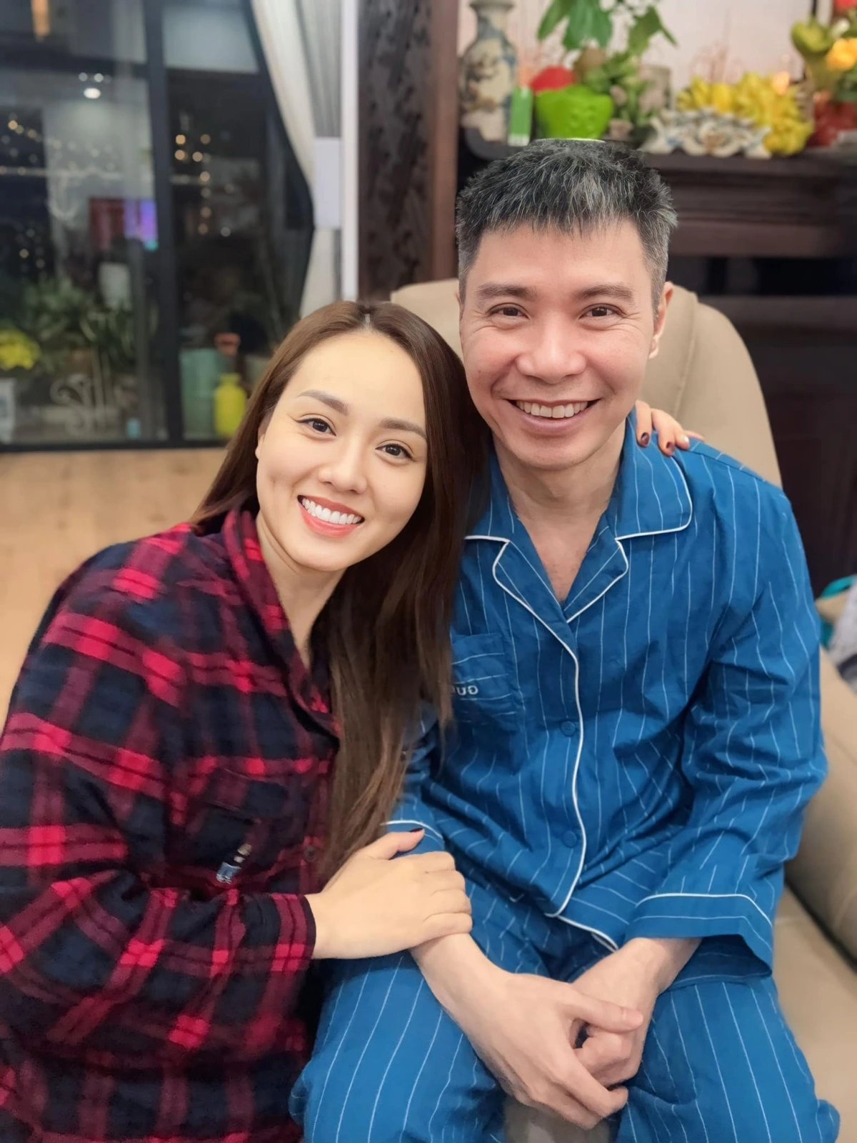 Sao Việt 13/7: Ngọc Hà - vợ của Nghệ sĩ nhân dân (NSND) Công Lý lên tiếng đính chính thông tin gấp về phát ngôn "chạy ăn từng bữa nhưng nhất định không chìa tay xin tiền mạnh thường quân". Cô nói: "Trời đất ơi. Nửa đêm đi ngủ, thấy cái phát ngôn này mà giật mình. Sao lại bóp méo lời tôi như vậy chứ. Phát ngôn này rất động chạm. Mọi người làm ơn hãy đọc kỹ bài ạ".